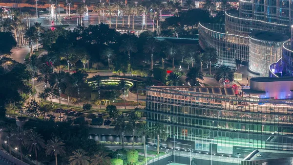 Gece Vakti Dubai Şehir Merkezinde Palmiyeleri Olan Bir Park Manzarası — Stok fotoğraf