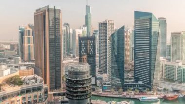 Dubai Marina Skyline ve JLT bölge gökdelenleri arka planda hava zaman aralığında.