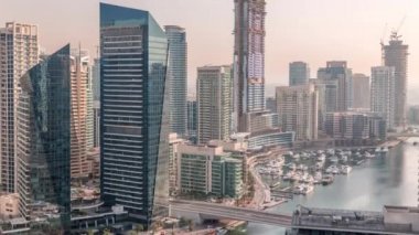 Kanal çevresindeki Dubai marina gökdelenlerinin hava görüntüsü.