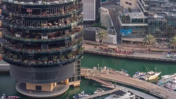 Dubajský přístav nábřeží a budova s různými restauracemi v každém patře letecké timelapse. — Stock video