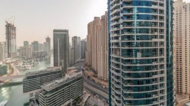 Panorama, JBR ve Dubai Marina 'ya genel bakış gösteriyor. Gökdelenler gökdelenler, deniz kenarında yaşayan daireler, hava zaman çizelgesi.