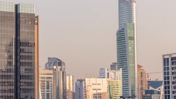 Dubai Marina Skyline med skyskrapere i JLT-distriktet på en aktuapse i bakre luftlinje. – stockvideo
