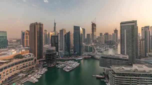 Letecký pohled na dubajský přístav mrakodrapy kolem kanálu s plovoucí lodě timelapse — Stock video