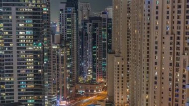 JBR ve Dubai Marina 'ya genel bakış modern gökdelenler rıhtımda yaşayan apartmanlar gece saatleri