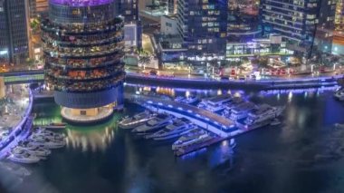 Dubai yat limanı ve her katta farklı restoranlar bulunan bir bina..