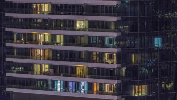 Fenêtres lumineuses dans les bâtiments résidentiels modernes timelapse la nuit — Video