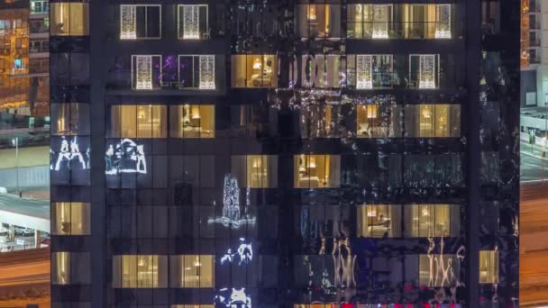 Okna światła w nowoczesnych wież i budynków mieszkalnych timelapse w nocy — Wideo stockowe