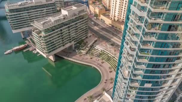 Dubai kikötő sétány a vízparton mentén csatorna légi időelapszus. — Stock videók
