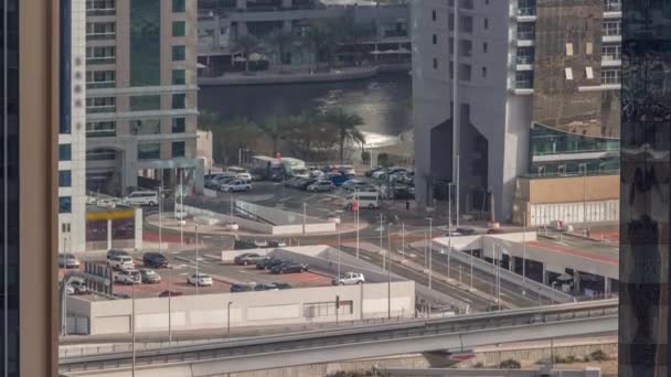 Parking dla lekkich pojazdów i ruchu drogowego w Dubaju JLT luksusowej dzielnicy mieszkalnej widok z lotu ptaka timelapse — Wideo stockowe