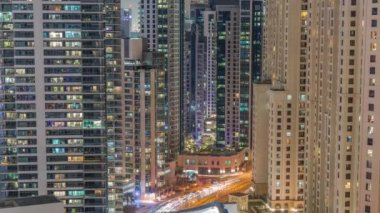 JBR ve Dubai Marina gökdelenleri, deniz kenarındaki gökdelenler, tüm gece boyunca havada kalan apartmanlar.