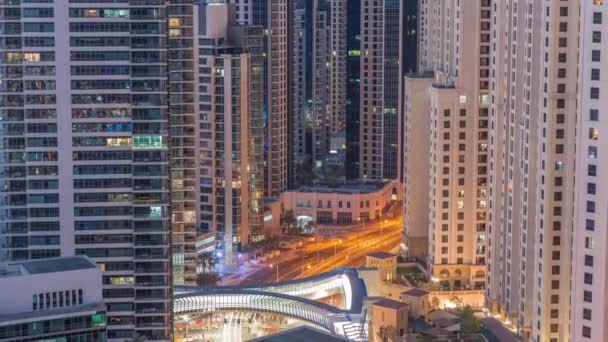 Überblick über die Skyline von JBR und Dubai Marina mit modernen Wolkenkratzern direkt am Wasser lebende Wohnungen Antenne Tag-Nacht-Zeitraffer — Stockvideo