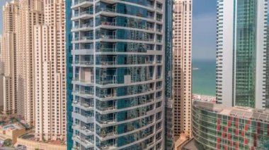 JBR ve Dubai Marina 'ya genel bakış modern gökdelenler rıhtımda yaşayan apartmanlar havadan zaman çizelgesi