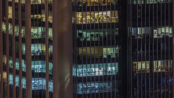 Windows-lampor i moderna kontorsbyggnader timelapse på natten — Stockvideo