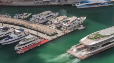 Dubai yat limanı kanalı hava manzaralı ve yüzen botlar zaman ayarlı.