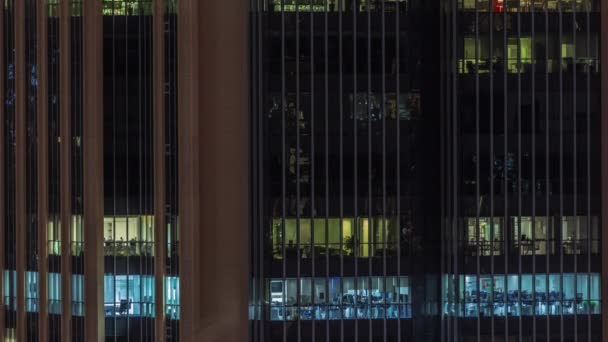 Modern ofis binalarındaki pencere ışıkları geceleri zaman ayarlı — Stok video