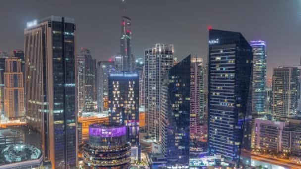 迪拜滨海天际线与JLT区摩天大楼在一个背风空中通宵穿行. — 图库视频影像
