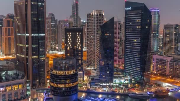 Dubai Marina Skyline med JLT-distriktets skyskrapere på en bakgrunnsantenne natt til dag aktuapse. – stockvideo