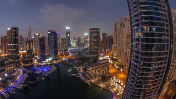 Vista aerea a Dubai marina grattacieli intorno al canale con barche galleggianti notte per giorno timelapse — Video Stock