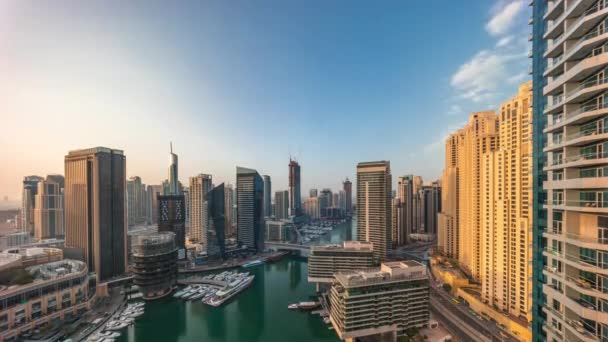 Вид с воздуха на небоскребы гавани Дубая вокруг канала с плавучими лодками — стоковое видео