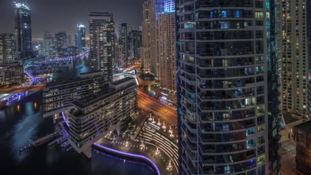 Pemandangan udara menuju pencakar langit Dubai marina di sekitar kanal dengan perahu mengambang malam pasang surut — Stok Video
