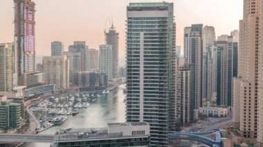 Kanal çevresindeki Dubai marina gökdelenlerinin hava görüntüsü.
