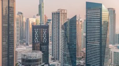 Dubai Marina Skyline ve JLT bölge gökdelenleri arka planda hava zaman aralığında.