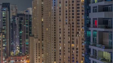 JBR ve Dubai Marina 'ya genel bakış modern gökdelenler rıhtımda yaşayan apartmanlar gece saatleri