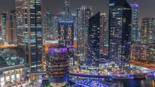 Dubai Marina Skyline con rascacielos del distrito JLT en un timelapse noche aérea de fondo. — Vídeos de Stock