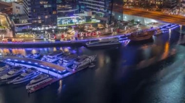 Dubai yat limanı rıhtımında Kanal boyunca Kanal havası gece zaman aşımı.