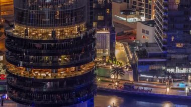 Dubai marinası rıhtımı ve her katta farklı restoranlar var. Her katta gece gündüz farklı restoranlar..