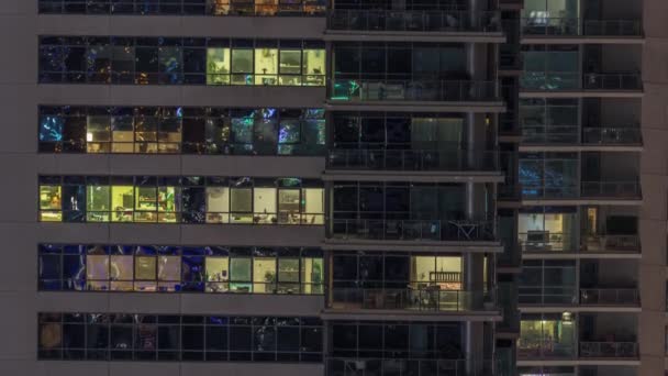 Огни окон в современных офисных и жилых зданиях по ночам — стоковое видео