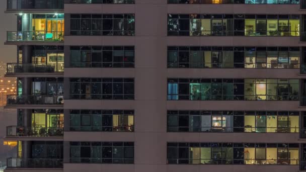 Ventanas luces en oficinas modernas y edificios residenciales timelapse por la noche — Vídeo de stock
