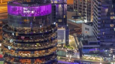 Dubai marinası rıhtımı ve her katta farklı restoranlar var..