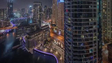 JBR ve Dubai Marina 'ya genel bakış modern gökdelenler rıhtımda yaşayan apartmanlar gece saatleri