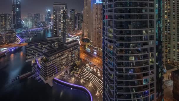 Przegląd panoramy JBR i Dubai Marina z nowoczesnymi drapaczami chmur nad brzegiem morza apartamenty lotnicze noc timelapse — Wideo stockowe