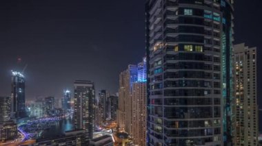 JBR ve Dubai Marina 'ya genel bakış modern gökdelenler rıhtımda yaşayan apartmanlar gece saatleri