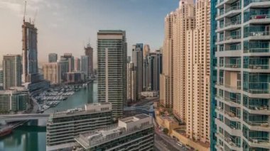 Kanal çevresindeki Dubai marina gökdelenlerinin hava görüntüsü.