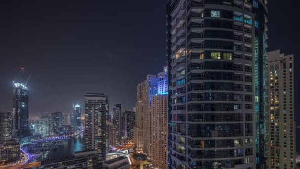 Обзор JBR и Дубай Марина горизонта с современными высотных небоскребов набережной жилых квартир воздушных ночное время — стоковое видео