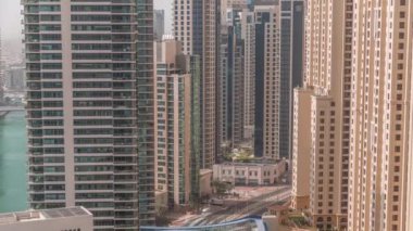 JBR ve Dubai Marina 'ya genel bakış modern gökdelenler rıhtımda yaşayan apartmanlar havadan zaman çizelgesi