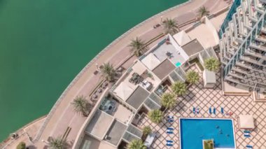 Dubai yat limanı rıhtımında, hava kanalı boyunca ilerliyor..