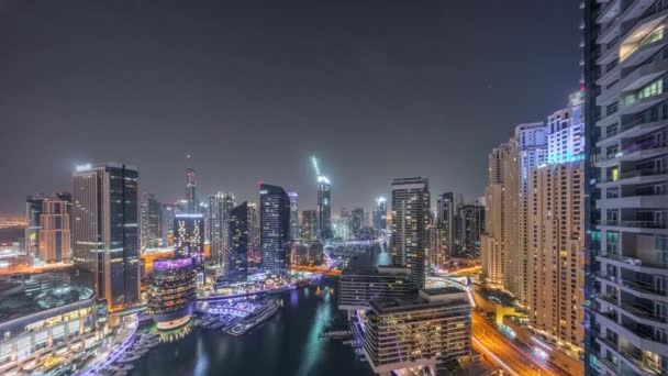 Повітряний вид на Дубай Маріна хмарочос навколо каналу з плавучими човнами всю ніч таймелапс — стокове відео