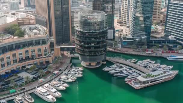 Dubai marina beira-mar e edifício com diferentes restaurantes em cada piso aéreo timelapse. — Vídeo de Stock