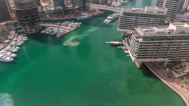 Dubai marina calçadão em beira-mar ao longo do canal aéreo timelapse. — Vídeo de Stock