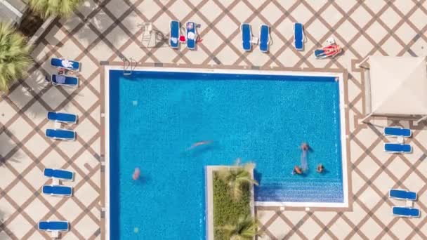 Tagterrasse med swimmingpool set fra oven time-lapse, Aerial top view at Dubai marina. – Stock-video