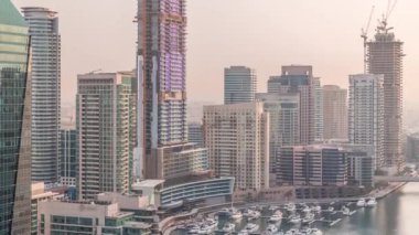 Kanal çevresindeki Dubai marina gökdelenlerinin hava görüntüsü.