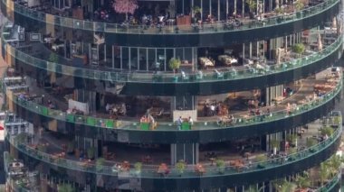 Dubai marinası rıhtımı ve her katta farklı restoranlar var..