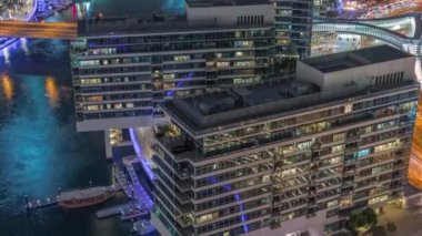 JBR ve Dubai Marina 'ya genel bakış modern gökdelenler rıhtımda yaşayan apartmanlar gece saatleri