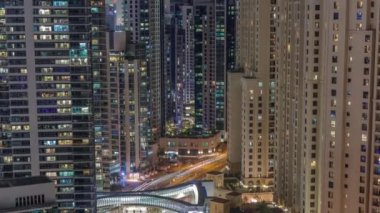 JBR ve Dubai Marina 'ya genel bakış modern gökdelenler rıhtımda yaşayan apartmanlar gece saatleri