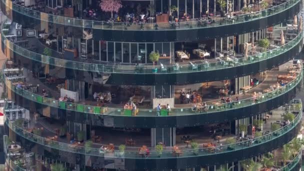 Dubai marina beira-mar e edifício com diferentes restaurantes em cada piso aéreo timelapse. — Vídeo de Stock