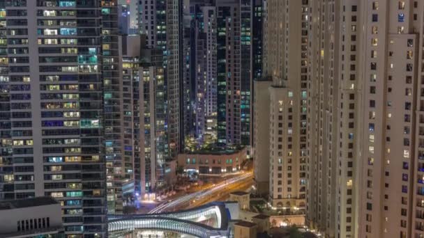 Überblick über die Skyline von JBR und Dubai Marina mit modernen Wolkenkratzern direkt am Wasser lebende Wohnungen im Zeitraffer der Nacht — Stockvideo